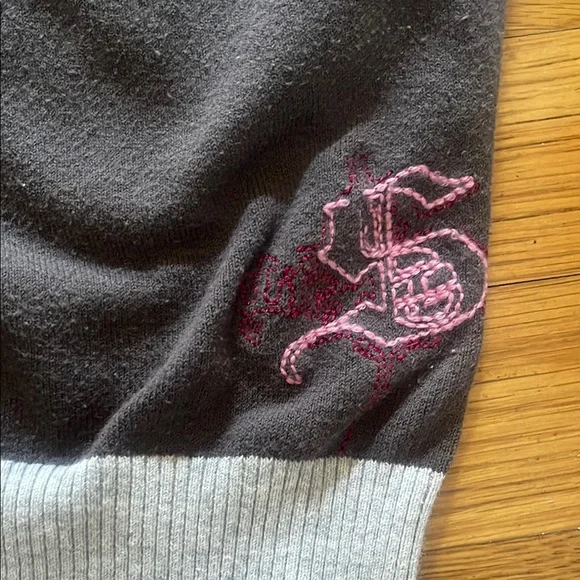 Chic V-Neck Sweater with Pink Trim - Picture 4 of 8